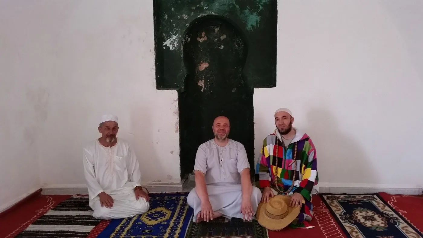 المسجد المبني بجانب الضريح.
