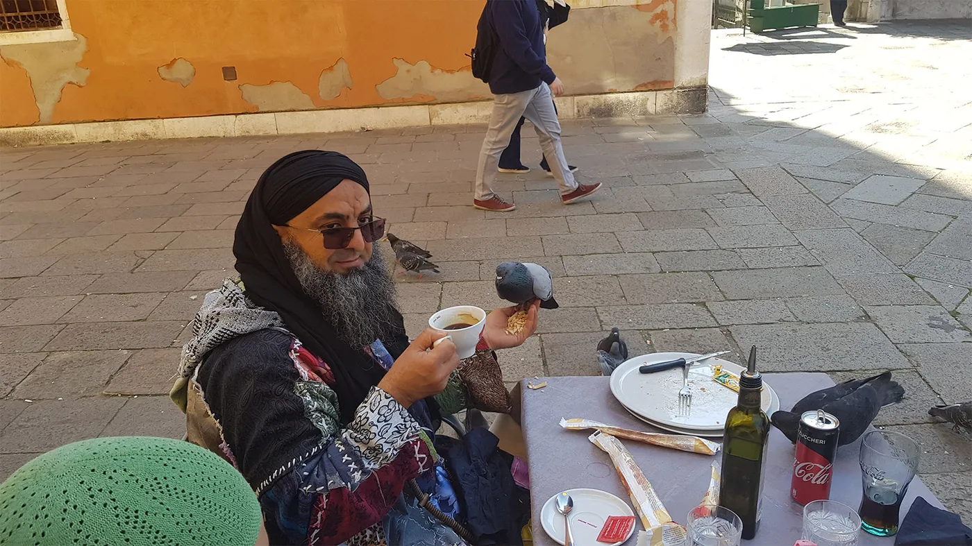 الطيور، أصدقاء سيدي الشيخ في البندقية