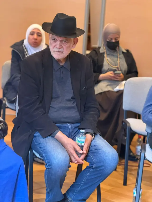 Le rabbin Michel Serfaty écoute les échanges