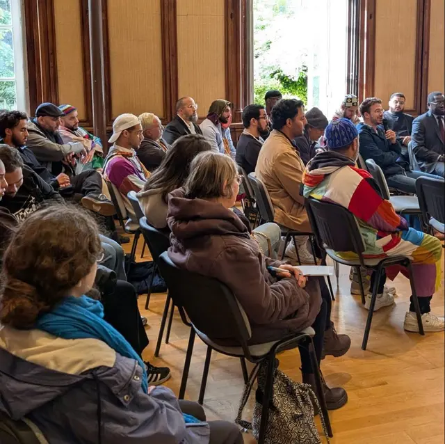 Le public réuni autour du cercle de dialogue