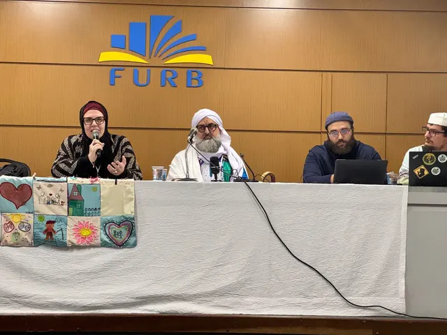 Le Shaykh à la table de la conférence, Université de Blumenau (FURB)