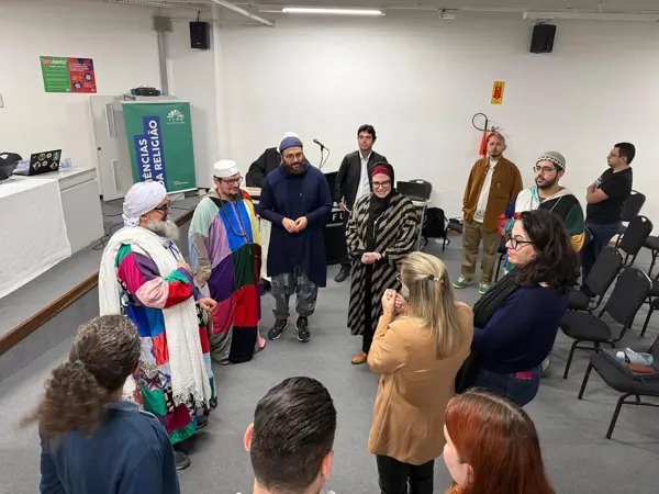 Le Shaykh échange avec des étudiants et enseignants à la FURB