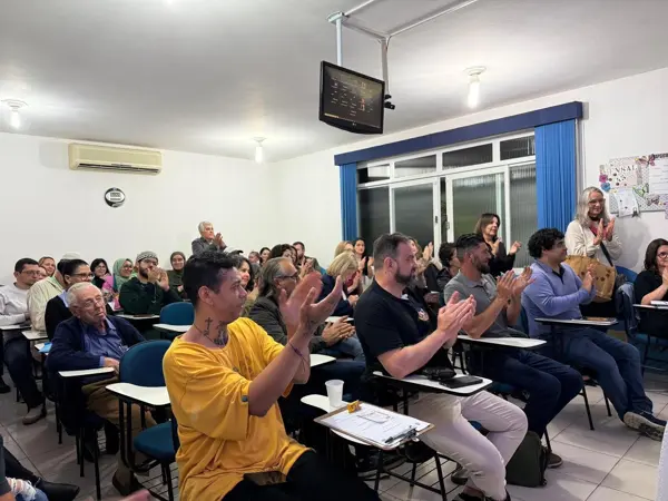La salle applaudit à la fin de la conférence