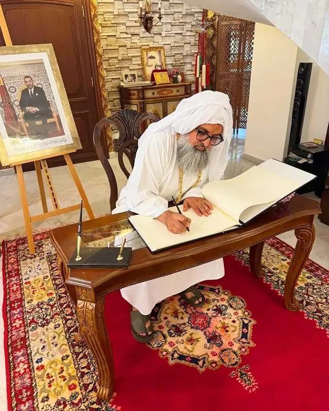Le Shaykh écrit dans le livre d'or, Jordanie