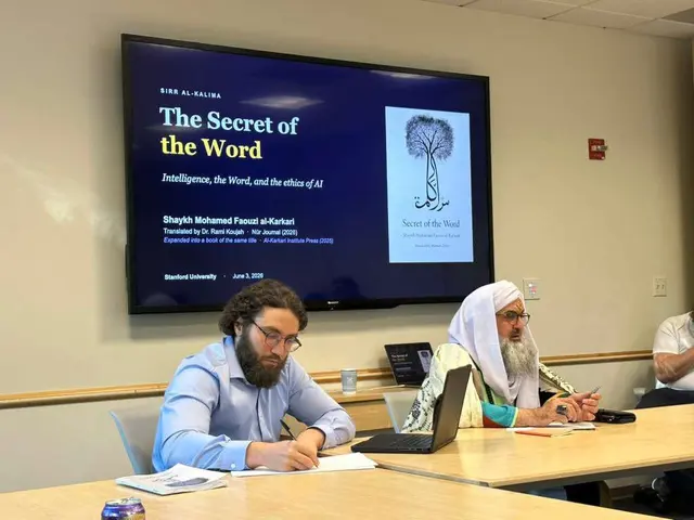 Le Shaykh présente The Secret of the Word devant l'écran de présentation, Université de Stanford