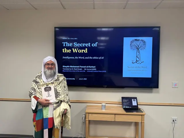 Le Shaykh et un intervenant devant la diapositive « The Secret of the Word »