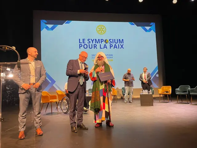 Remise du diplôme Paul Harris Fellow au Shaykh, Symposium pour la Paix