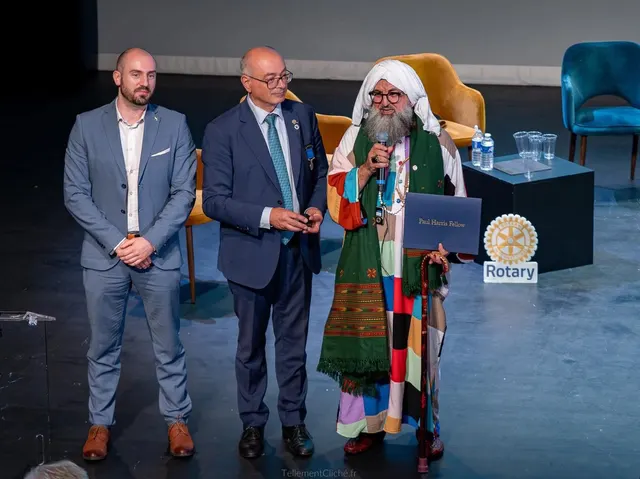 Remise du Paul Harris Fellow au Shaykh par les responsables du Rotary