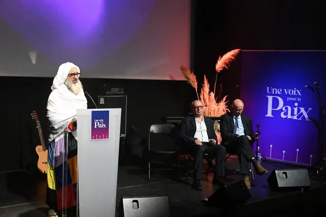 Le Shaykh à la tribune lors de « Une Voix pour la Paix »