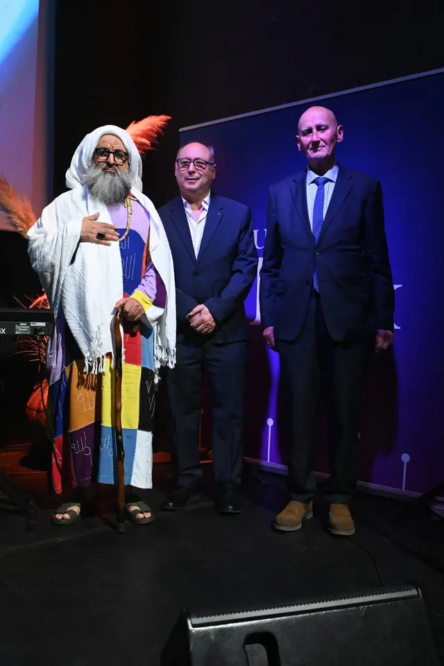 Le Shaykh entouré de deux participants, « Une Voix pour la Paix »