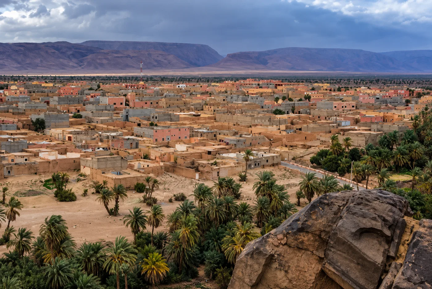 مدينة في الجنوب المغربي عند سفح الجبال وواحة النخيل