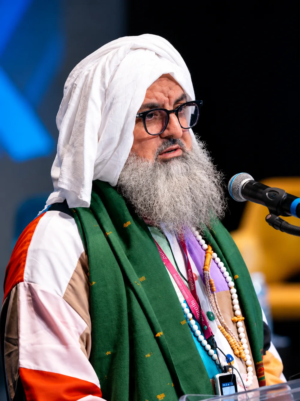 Le Shaykh prenant la parole lors d'une conférence
